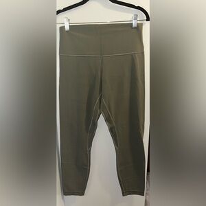 Women’s Lululemon Sz 10 Leggings. 25” inseam.